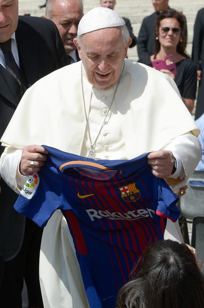 巴萨送教皇伊涅斯塔球衣,在梵蒂冈博物馆展出