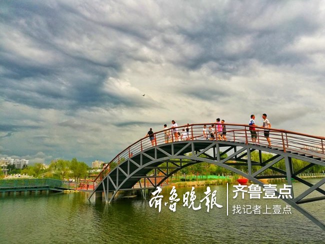 单县东舜河上乌云滚滚,迎来难得凉爽天气