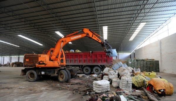 广西销毁75吨走私废旧衣服：来自国外垃圾场、太平间等