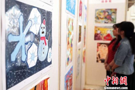 中日韩三国少年画作畅想未来美好生活。　汤彦俊 摄
