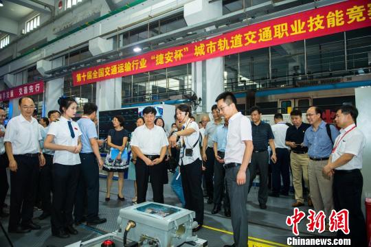 交通运输部副部长刘小明在启动仪式现场参观用于城市轨道交通比赛的设备。　王宇 摄