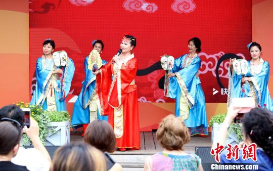 当地时间7月27日，莫斯科华星艺术团在为民众表演中国传统舞蹈。当天莫斯科“北京日”活动正式开幕。　王修君 摄