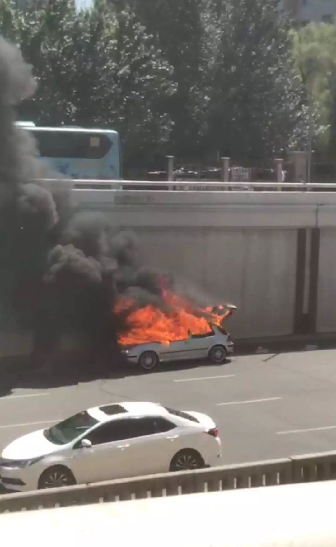 刚刚,哈尔滨一轿车自燃,瞬间变框架.汽车自燃到