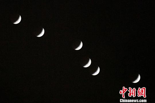 记者在福建福州上空拍摄的月全食天文奇观。(多重曝光) 刘可耕 摄