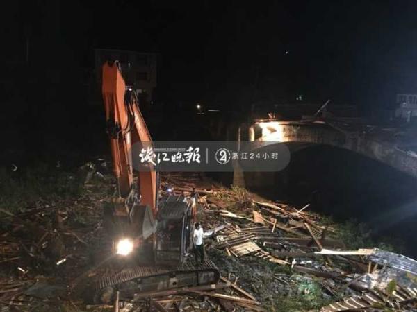 浙江桐庐县廊桥倒塌已致8死3伤，现场仍在救援