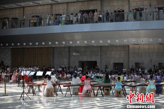 安徽黄山：近80名儿童上演“快闪”式音乐会
