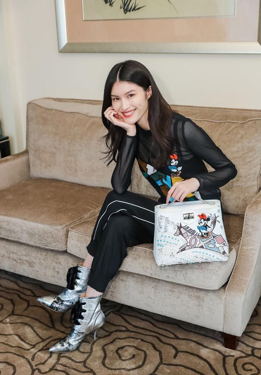 徐璐、何穗同亮相品牌活动，一位甜美俏皮，一位性感白出新高度