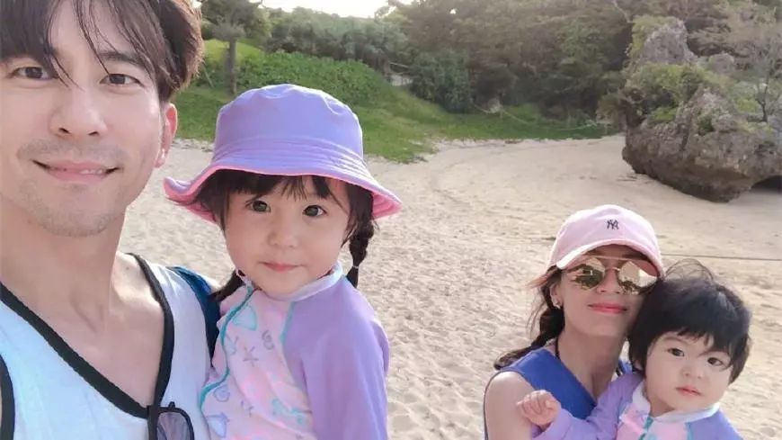 修杰楷晒女儿照片，波妞爆炸头太搞笑，咘咘打哈欠的样子很可爱