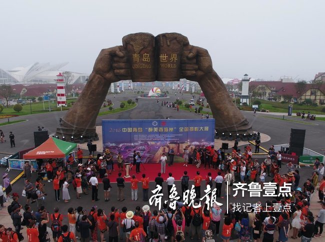 在28日举行的开机仪式当上,举办了大咖面对面摄影沙龙活动,邀请8名国内知名摄影大咖与参加活动的摄影师和媒体记者面对面交流座谈,解疑答惑;啤酒之城摄影采风活动邀请国内著名摄影家与青岛市区摄影师齐聚,共同开启青岛西海岸摄影之旅。 自8月开始,还将陆续举办百名摄影师走新区、摄影家镜头下的新区名片活动、优秀作品展、评审颁奖等活动。其中,百名摄影师走新区活动,邀请周边城市100余名摄影家到东方影都、金沙滩啤酒城以及沿线海岸拍摄;摄影家镜头下的新区名片活动由中国文联摄影艺术中心甄选10-15名国内摄影