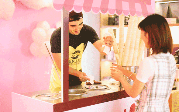 看到这里 万达君再强调一下 这个超好玩的土耳其冰淇淋, 就在荆门万达