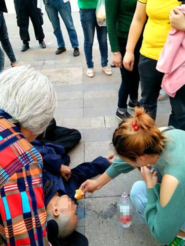 当老人晕倒后身旁立刻围满了人,在人群中出现两位女子,为大爷买来面包