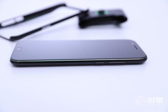 小米黑鲨游戏手机评测,自带手柄让你把把吃鸡