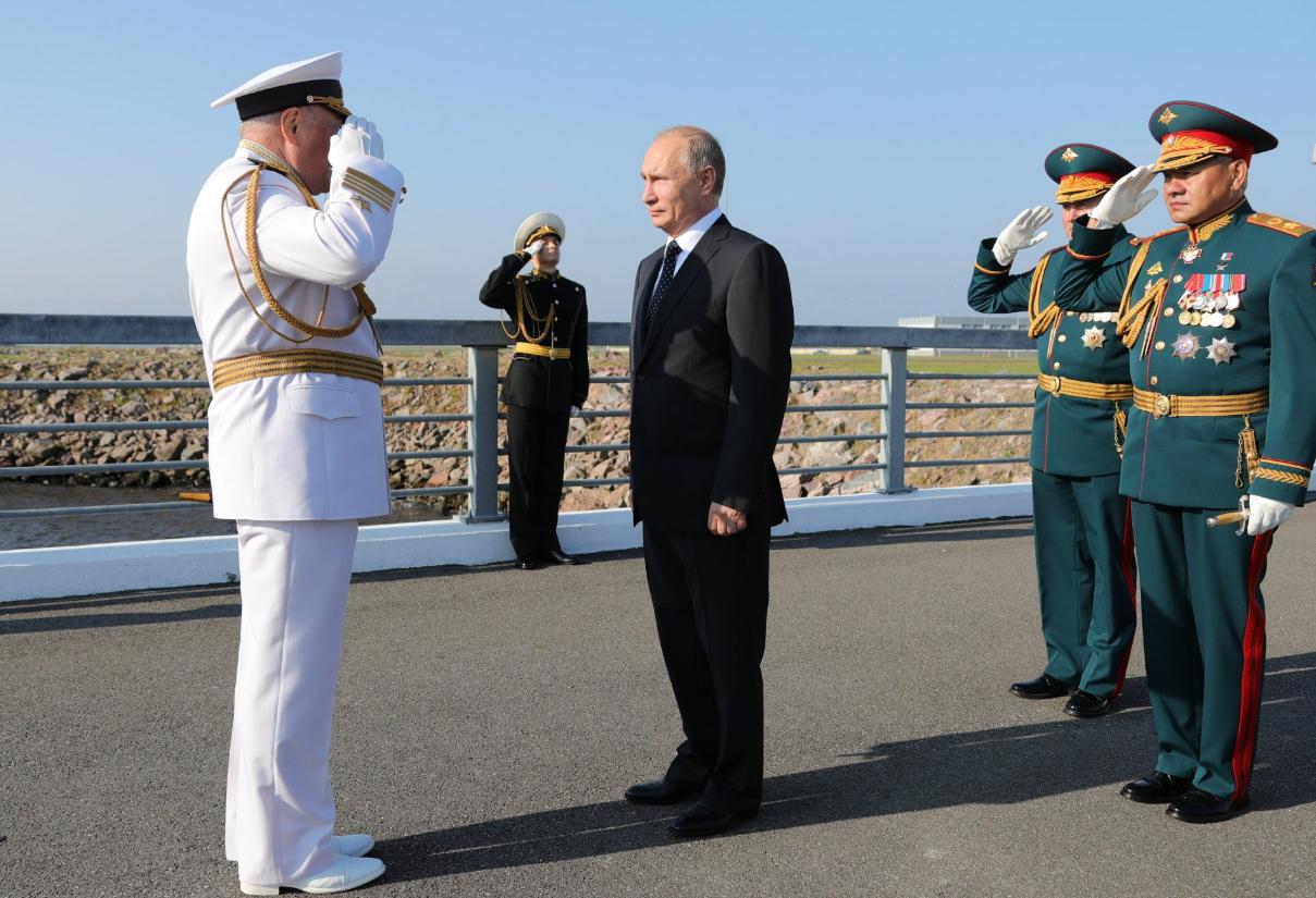 海上大阅兵！普京在圣彼得堡检阅40多艘军舰 现场图来了