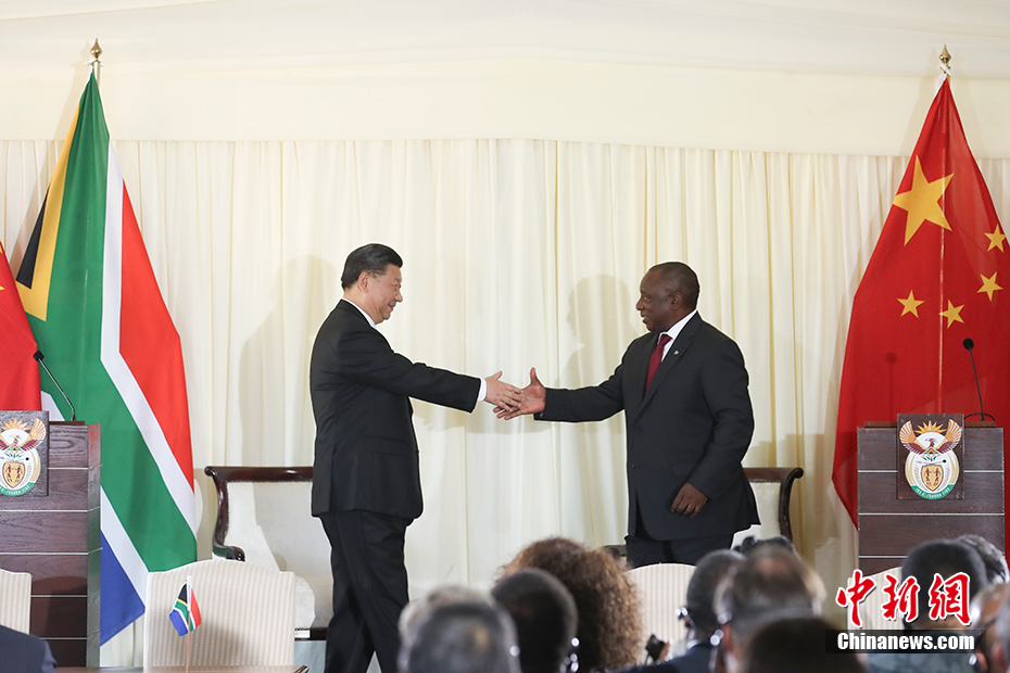当地时间7月24日，中国国家主席习近平在比勒陀利亚同南非总统拉马福萨举行会谈。图为两国元首共同会见记者。中新社记者 盛佳鹏 摄