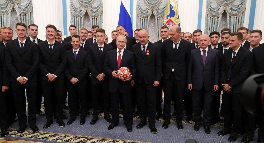 普京向俄足球队颁奖：你们让民众相信自己国家足球在复兴