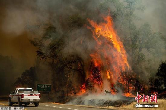 美加州山火延烧致5死17失踪 特朗普宣布进入紧急状态