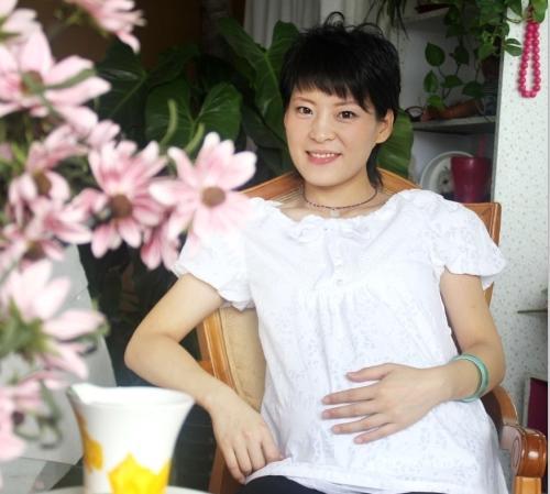 怀孕九个月,老公和妈妈因为孩子姓吵架,家人逼