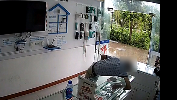 重庆男子一天连盗3部手机，自称女儿不给零花钱买酒才作案