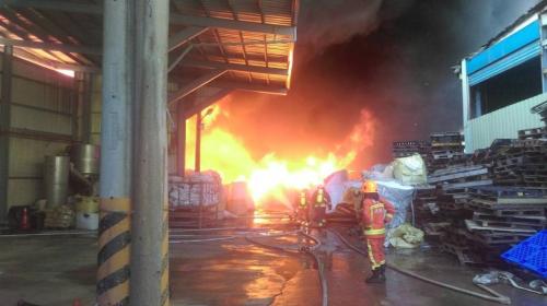 台湾桃园工厂大火延烧逾15小时后扑灭 幸无人伤亡