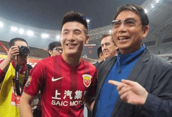 武磊深夜晒球迷寄来的正能量明信片,落款的位