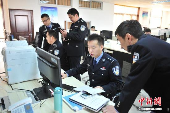 资料图：云南省反电信网络诈骗中心的警察正在工作中。中新社记者 刘冉阳 摄