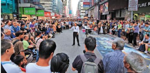 表演者趁最后一日尽情演出作告别。图片来源：香港《大公报》记者 何嘉骏/摄