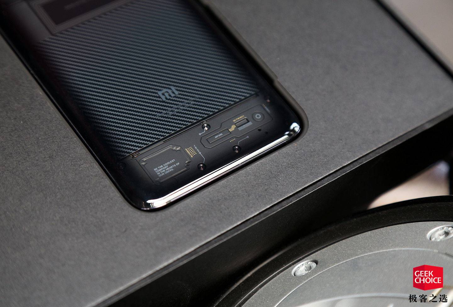 首发 | 小米 8 透明探索版上手:最酷的小米手机