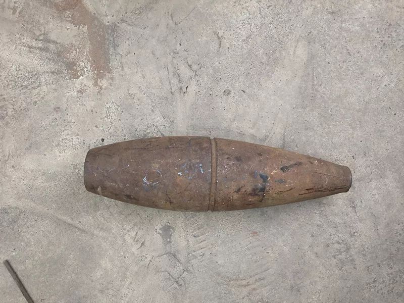 云南某钢企废铁堆惊现炮弹