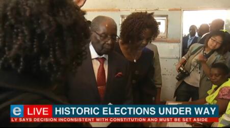 下台后第一次！穆加贝在妻子陪同下参加津巴布韦选举投票