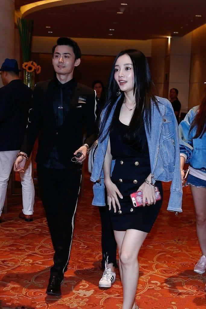 李小璐出席活动,包臀裙紧到走路都不方便,网友