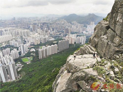香港山友不顾警告登“自杀崖” 摆高难度动作拍照