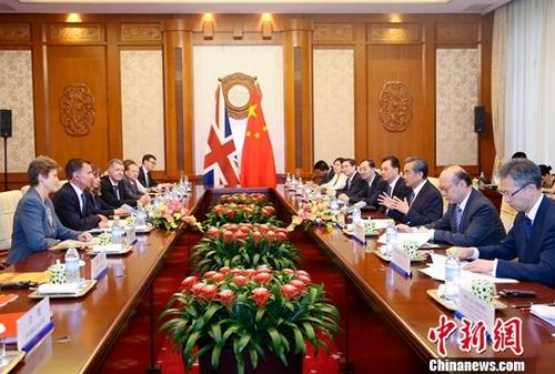 7月30日，中国国务委员兼外交部长王毅在北京同英国外交大臣亨特举行第九次中英战略对话。中新社记者 刘震 摄