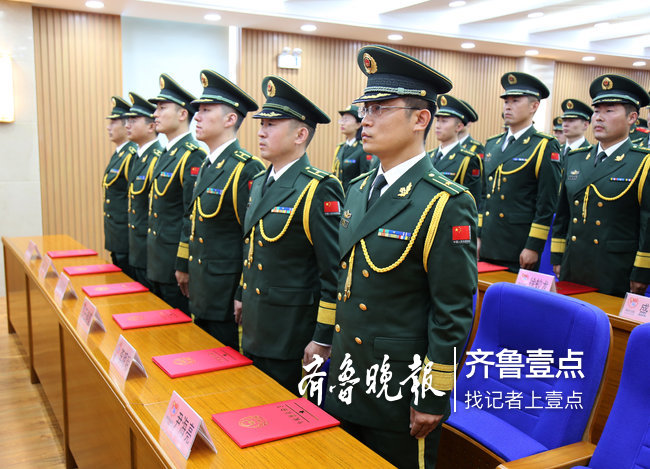 69 山东潍坊边防支队:最后一次晋升仪式 据了解,随着公安边防部队