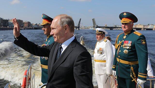 普京出席俄海军日阅兵式 称2018年俄海军将列装26艘新舰艇