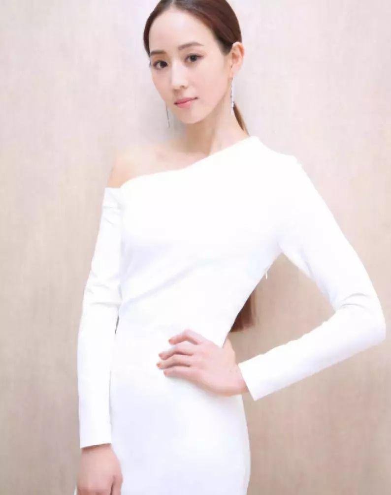 蒋欣马思纯一个肩宽一个厚,穿起露肩裙全暴露