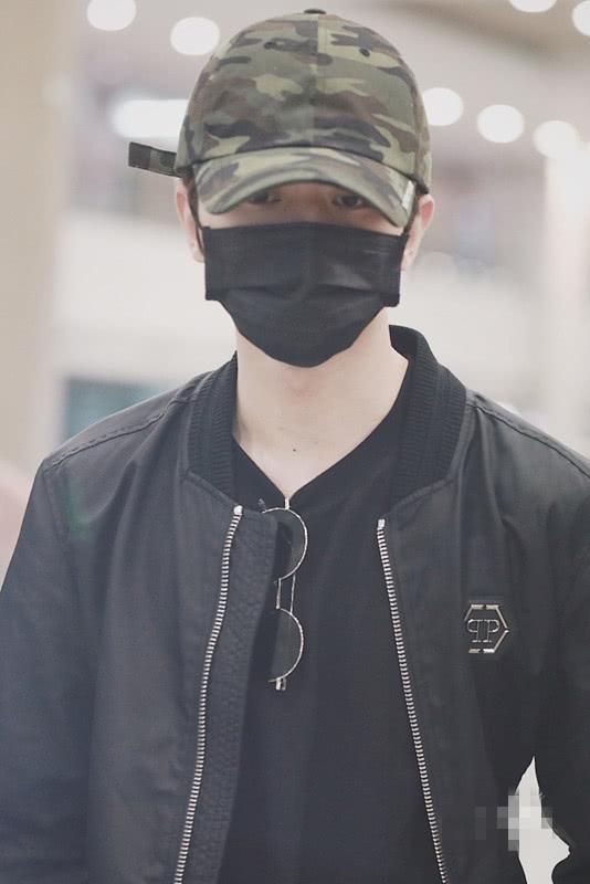 蔡徐坤现身,这样的搭配特别显老气,像个大叔了!