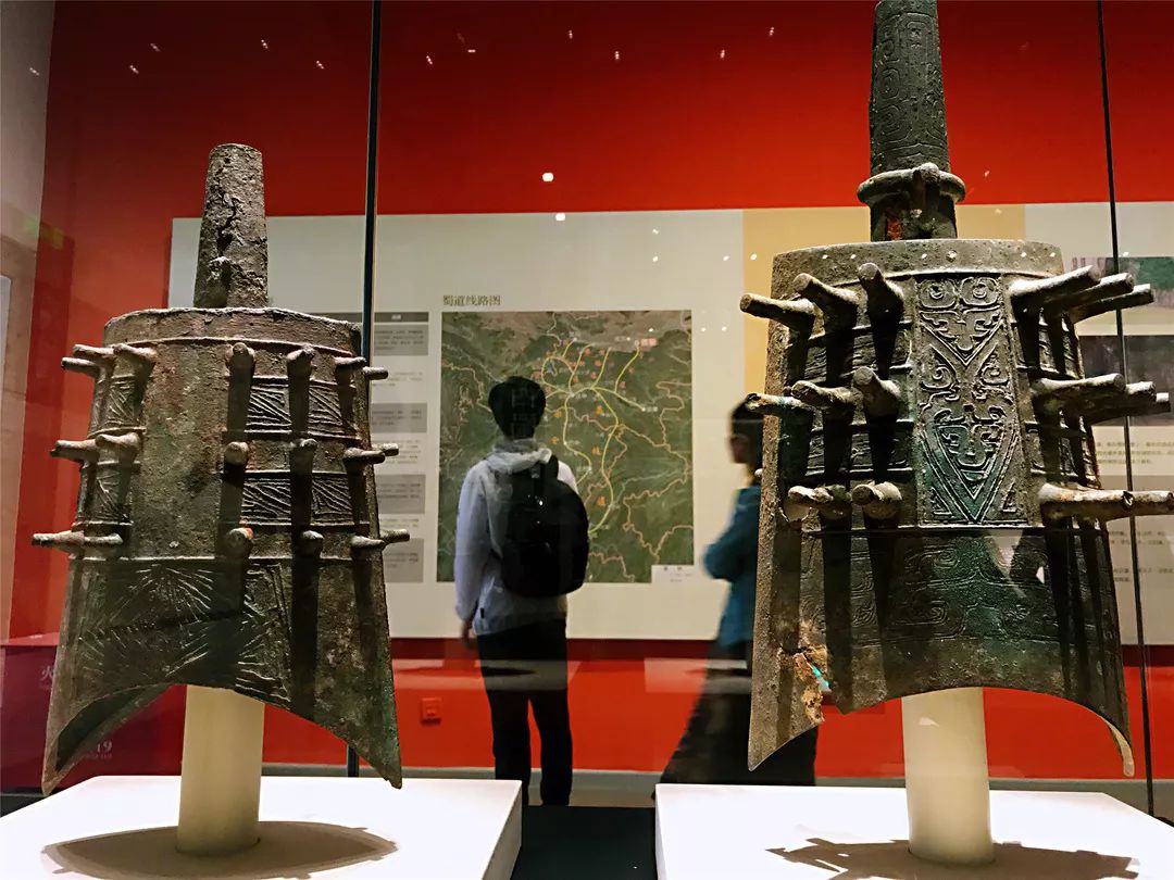 只说最近一楼一号临展厅的特展成都博物馆在策展上还真没怎么让人失望前一阵的阿富汗珍宝展结束一番变化之后秦蜀之路 青铜文明特展又开始了从国外切换回国内的主题还和本土密切关联 难得一见的珍贵宝贝一轮接着一轮地看,目不暇接