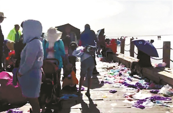 “天空之镜”茶卡盐湖遭垃圾困扰，高峰期一天清出12吨垃圾