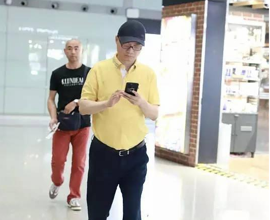 崔永元第三次现身机场,他的身旁增加了一个胖