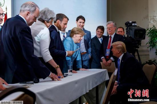 特朗普(右)政府挑起贸易战让西方盟友怨声载道，在8日开始的七国集团(G7)首脑会议上触发激烈交锋。图为G7峰会上，各国领导人进行讨论。