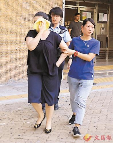 中年女子高空抛物被捕。图片来源：香港《文汇报》记者 刘友光/摄