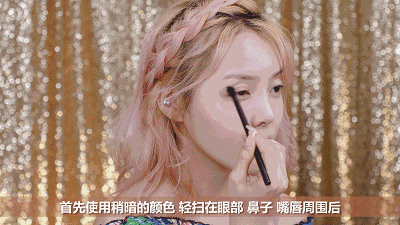 用最亮的高光色在鼻翼,脸颊,下巴 部位提亮 让脸部更饱满立体 06 眉毛