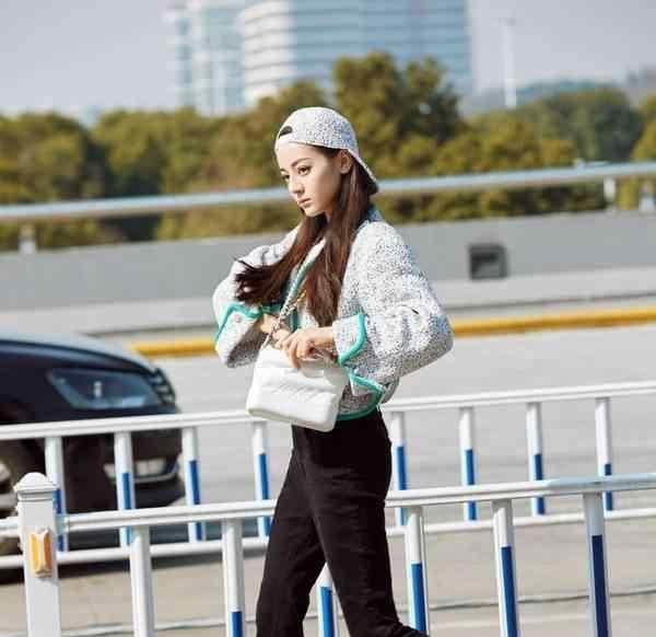 迪丽热巴街拍气场全开,长靴上身比起老板杨幂