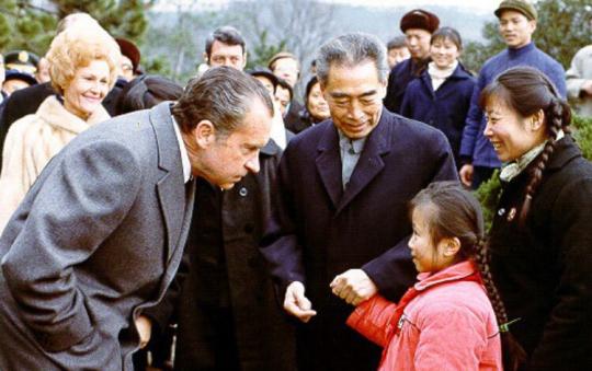 周恩来总理陪同尼克松访华时在杭州西湖边邂逅的红衣女孩。浙江省委党史研究室提供