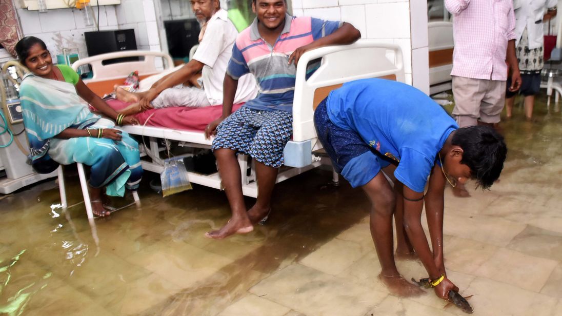 印度洪水致至少572人丧生 医院ICU进水变鱼塘