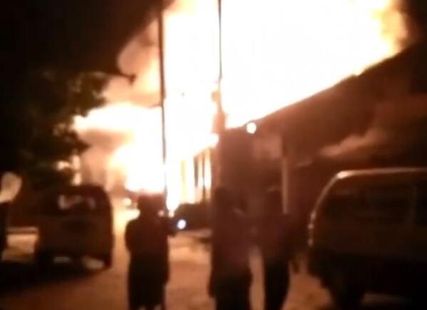 四川自贡一古镇夜间突发大火，消防：系民宅起火无人受伤