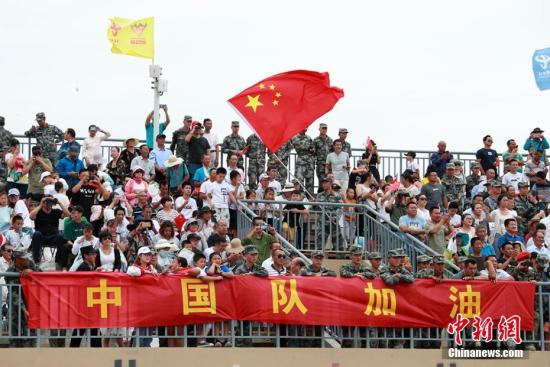 场下观众挥舞国旗为中国参赛选手加油。袁凯 摄