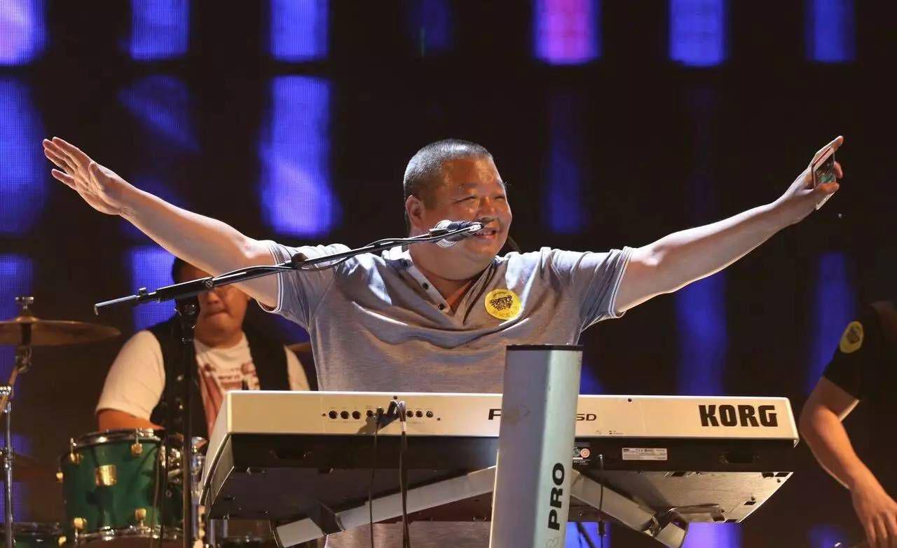 她4次登上春晚，曾一夜爆红，却插足导师婚姻，至今50岁仍单身!