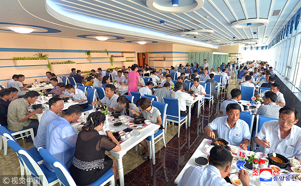 朝鲜平壤新开一家海鲜店：陆军大将致辞，食客爆满