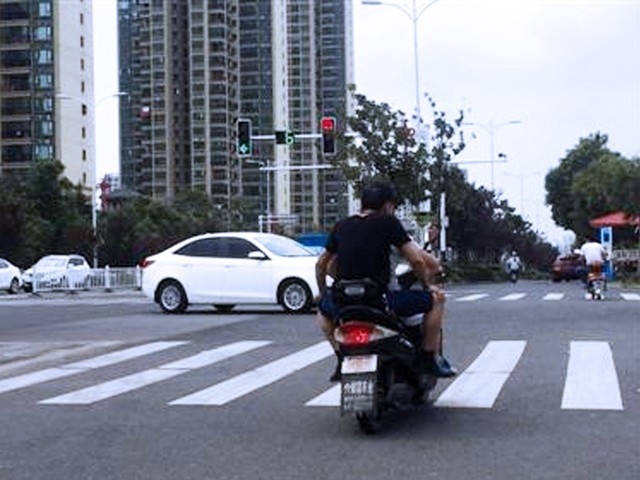 违法整治交警部门严查骑电动车闯红灯逆行行为